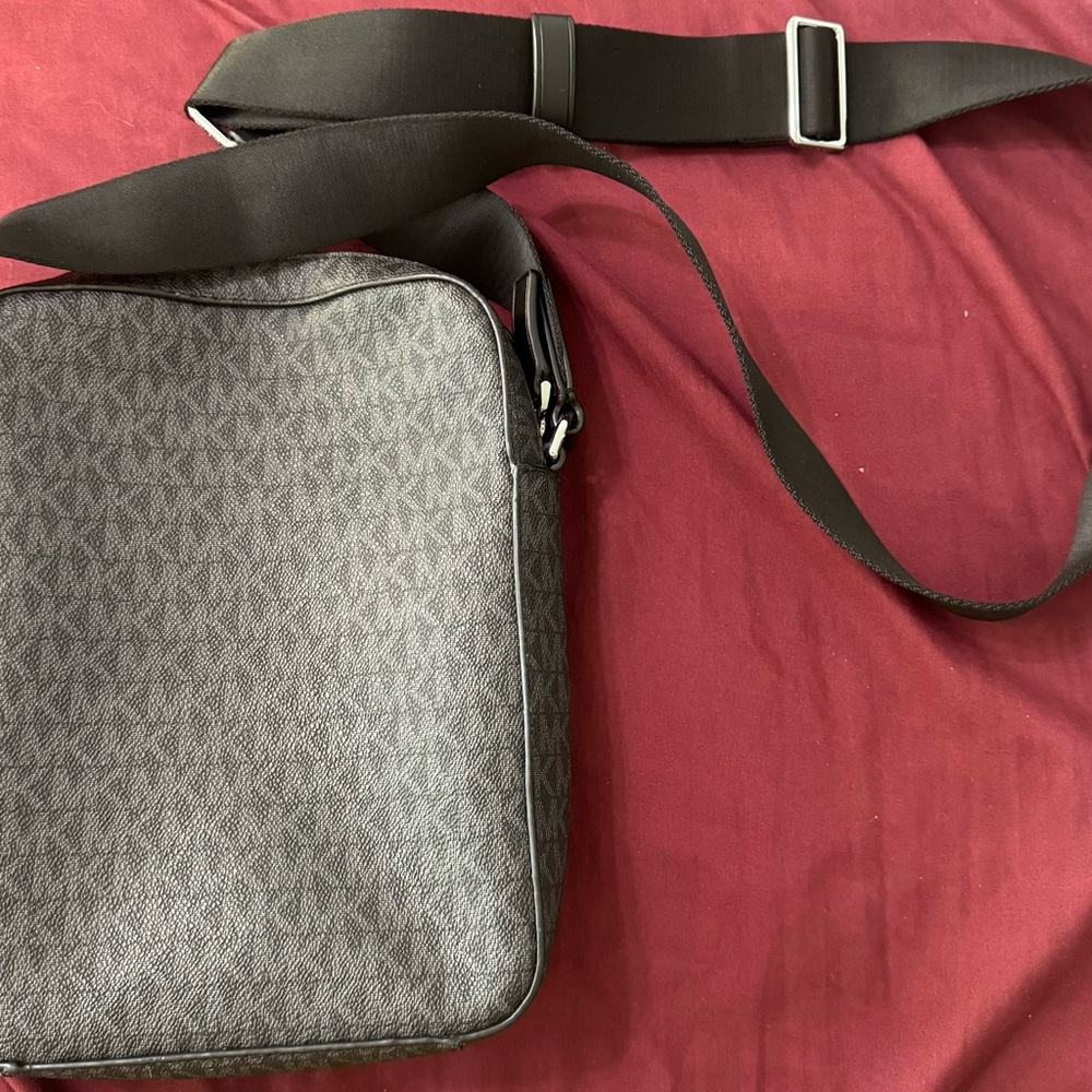 Practically brand new Michael Kors bag. - Picture 3 of 3